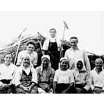 1954 г. На сенокосе в Тарне. Вторая слева в нижнем ряду мама Анастасия Андреевна Овсянкина, в верхнем ряду братья Борис (слева) и Евгений (справа)