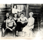 1954 г. На крыльце родного дома в Тарне с супругой Евгенией (слева), её сестрой Лидией (справа), братьями Виктором (стоит) и Борисом с супругой