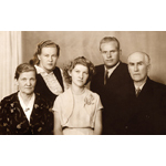 1958 г. С супругой Женей, её родителями и сестрой Лидой